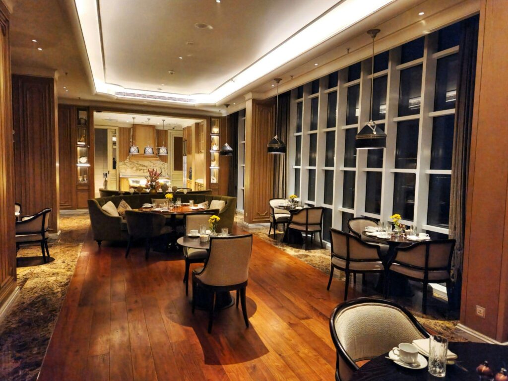 Elegant restaurant dining room built by a restaurant contractor Toronto owners trust.